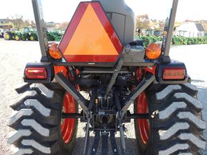 รถแทรกเตอร์ล้อ LX3310คูโบต้าใช้สำหรับการทำฟาร์มและงานหนัก - Product Image 4