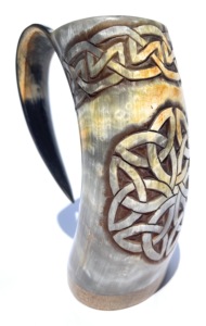 Mug à eau en corne de buffle fait à la main, écologique, poli, en corne de buffle naturelle, pour l'eau et les boissons froides, avec logo personnalisé - Product Image 2