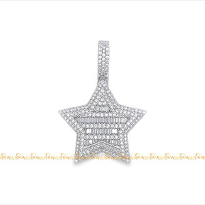 Voici ce pendentif étoile entièrement clouté de diamants moissanite ronds et taille baguette en argent sterling 925 - Product Image 4
