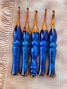 Ensemble de crochets en bois et résine faits à la main de qualité supérieure |   Crochet ergonomique à poignée lisse pour le tricot, le tissage du fil et les outils de bricolage - Product Image 2