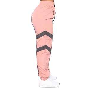 Conjunto Deportivo Transpirable y Ligero de Primavera, Chaqueta Cortavientos Unisex con Cremallera y Pantalones de Poliéster, Diseño de Logotipo Personalizado - Product Image 4