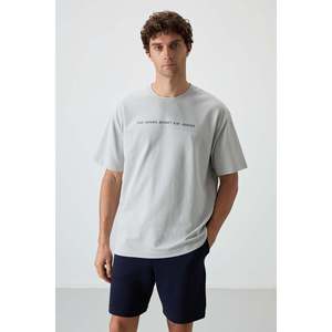 เสื้อยืดคอตตอนสีหินทรงโอเวอร์ไซส์สำหรับผู้ชาย Air Jones พื้นผิวหนา มีลวดลายพิมพ์ สไตล์ลำลองแนวสตรีทแวร์ - Product Image 1