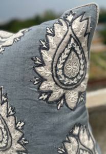 Housses de coussin brodées en lin faites à la main de haute qualité décoratives indiennes de luxe pour la décoration de salon - Product Image 3