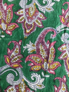 Tissu en coton imprimé à la main, base verte, motif floral paisley |   Textile ethnique traditionnel - Product Image 4