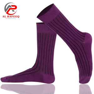 Calcetines de Algodón Amarillo Intenso con Estampado de Leopardo Salvaje, Modernos y Personalizables con Posición del Logotipo en el Cuerpo y el Puño - Product Image 4