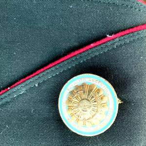 Esta es una gorra verde vintage de los Exploradores de los Boy Scouts de América con ribete rojo. - Product Image 4
