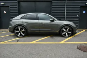 SUV Compacto de Lujo Usado 2024, Transmisión Automática, Portaequipajes Metálico, Asientos de Cuero, Características Interiores Premium - Product Image 6