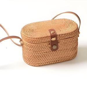 Sac à main en rotin tressé à la main avec bandoulière en cuir, accessoire de mode économique pour femme - Product Image 1