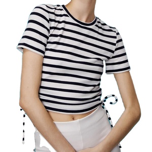 T-shirt femme personnalisable, design rayé, crop top pour un look chic et stylé pour l'été, service OEM, design avec logo. - Product Image 1