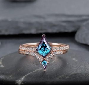 Anillo de compromiso de media eternidad en forma de V de plata de ley 925 con moissanita y alejandrita talla cometa - Product Image 3