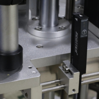 Machine d'étiquetage de bouteilles avec colle pour autocollants latéraux Machine d'impression automatique de bouteilles pour cartes Étiquettes de bouteilles avec manchon