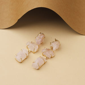 Boucles d'oreilles pendantes en quartz rose brut naturel, faites à la main, plaquées or, en laiton, avec pierres en cascade pour femmes - Product Image 3
