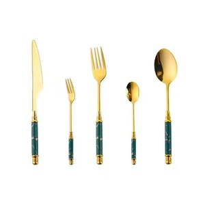 Ensemble de couverts en résine verte moderne pour une salle à manger élégante, vaisselle élégante et utilisation contemporaine en cuisine - Product Image 4