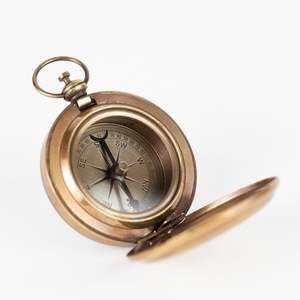 เข็มทิศโลหะเคลือบทองเหลือง รุ่นสะสม สำหรับนักสะสม  เครื่องมือนำทางทางทะเลที่แม่นยำ  เครื่องมือกลางแจ้งที่มีสไตล์ - Product Image 1