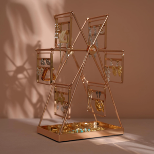 Porta Joyas de Alambre Dorado en Forma de Flamenco con Detalles de Cuentas y Base Redonda de Mármol Disponible a Precios de Mayoreo - Product Image 4