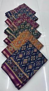 Saree en soie Dola avec de beaux imprimés floraux avec un sari lourd avec une bordure - Product Image 2