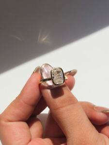 Bague solitaire en diamant de culture de forme coussin, sertie clos, en or jaune 14 ou 18 carats, bague de fiançailles moderne pour femme, cadeau - Product Image 3