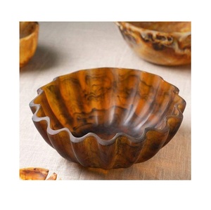Bol décoratif en résine fait à la main avec finition lisse brillante design moderne élégant parfait pour la table ou la décoration intérieure - Product Image 5