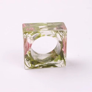 Rond de serviette en résine rose Accessoire de décoration de table élégant pour la maison, le mariage et la fête Pièce décorative chic et moderne élégante - Product Image 6