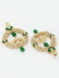 Exquisitos pendientes de aro Kundan chapados en oro con intrincado motivo de loto Artesanía tradicional atemporal y elegancia contemporánea - Product Image 2