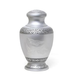 Urna Funeraria de Latón con Grabado Dorado Estilo Europeo Avalon, Urna Conmemorativa para Cenizas de Adultos - Product Image 1