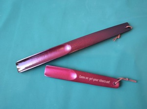 Rehausseur de chaussures en bois personnalisé de qualité supérieure avec texture de grain naturel, conçu pour un accès facile aux chaussures et un confort quotidien - Product Image 2