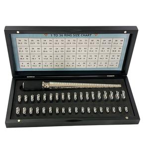 ชุดเครื่องวัดขนาดแหวนแต่งงานมาตรฐานอเมริกัน 1-15 พร้อมด้ามจับยาง แท่งวัดขนาดแหวนอะลูมิเนียม และเครื่องวัดขนาดแหวนในกล่องไม้ - Product Image 3