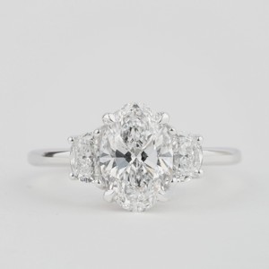 Anillo de diamantes de laboratorio de tres piedras de corte ovalado personalizado Anillo de novia de boda de oro blanco ovalado de trilogía de 3 quilates ovalado con diamante de media luna - Product Image 1