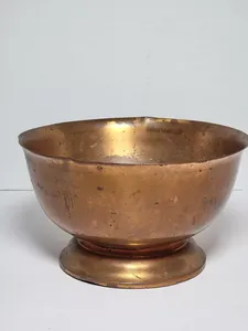 Maceta de Cobre Vintage de Alta Calidad con Base y Tazón Rústico Desgastado Disponible en Cantidad al por Mayor para Uso en el Hogar y Jardín - Product Image 3