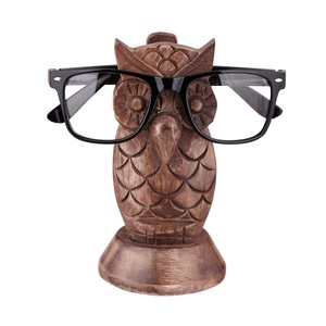 Présentoir de support de lunettes en forme de nez en bois fait à la main - Product Image 1