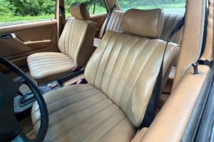 Mercedes-Benz 240D berline de 1981, en excellent état, sans réserve, moteur diesel, intérieur Palomino, peu modifiée - Product Image 5