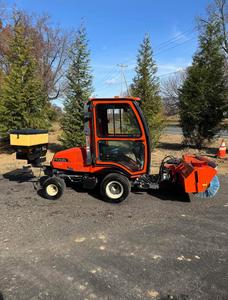 จัดส่งฟรีเครื่องเป่าหิมะ F2690 Kubota 50hrs ไฮโดรสแตติกส่งไม้กวาดหิมะเกลือกระจายล้อมรอบรถแท็กซี่ดีเซล AWD - Product Image 2