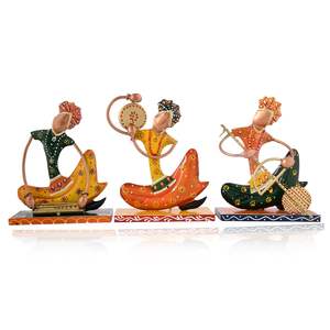 Ensemble de 3 figurines de musiciens folkloriques indiens traditionnels assis, en métal, pour la décoration intérieure, design ethnique coloré, prix de gros - Product Image 4