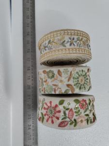 Rubans et lacets brodés à la machine sur mesure en motifs floraux pour robes de mariée et vêtements de 2.5 pouces de largeur - Product Image 3