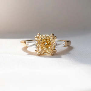 Bague de fiançailles Lunarae en or jaune avec trois pierres de 0,30 ct, pierres latérales en diamant cultivé en laboratoire, certifiée IGI, coupe excellente VS1 - Product Image 1