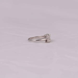 Anillo de Compromiso con Diamante Cultivado en Laboratorio de 4.5 CT, Corte Esmeralda Ascher, Oro Blanco Sólido de 14KT, Certificado IGI, Engaste de Bisel, Moderno para Mujer - Product Image 6