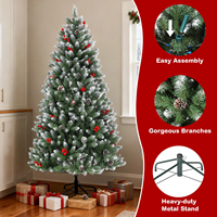 Sapin de Noël floqué avec baies rouges et pommes de pin, feuillage persistant enneigé, décoration de Noël rustique style ferme pour salon