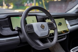 VOITURE ÉLECTRIQUE EXTRÊMEMENT PROPRE 2023 RIV-IAN R1S QUAD-MOTOR AWD GRANDE BATTERIE PRÊTE À ÊTRE EXPÉDIÉE - Product Image 3