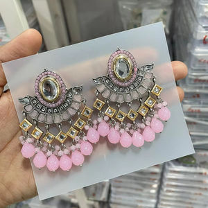 INDIO ÚLTIMO TRADICIONAL KUNDAN CHAPADO EN ORO ALTO CON DISEÑADOR DE PERLAS HERMOSO JUEGO DE PENDIENTES KUNDAN FANCY PARA MUJERES Y NIÑAS - Product Image 1