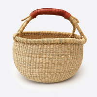 Panier Bolga coloré du Ghana fait à la main avec poignée en cuir pour le stockage écologique et l'utilisation du marché des agriculteurs