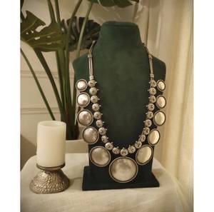 Hermoso Collar Largo de Latón de Diseño para Mujer |   Diseño con Apariencia de Plata Pura |   Joyería Étnica Tradicional para Ocasiones Festivas - Product Image 1