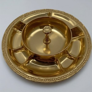 Serveur décoratif de fruits secs en aluminium avec trois bols en forme de feuille interconnectés en finition dorée créé pour les intérieurs de salle à manger élégants - Product Image 4