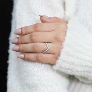 แหวนผู้ชายทรงโค้งประดับเพชรเลี้ยงในห้องปฏิบัติการทรงกลม ลายเรขาคณิต ความใส VVS ได้รับการรับรองจาก IGI ชุบโรเดียมบนแพลตตินัม - Product Image 3