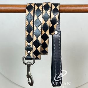 Laisse multifonctionnelle de luxe en cuir à carreaux noir et beige, usinée à la main, laisse mains libres pour chiens, accessoire de mariage personnalisé pour animaux de compagnie - Product Image 1