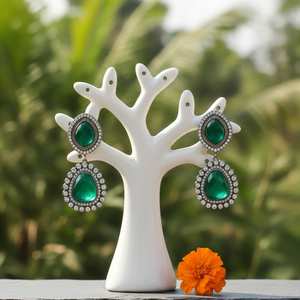 Boucles d'oreilles pendantes en onyx vert plaqué or faites à la main, bijoux ethniques indiens perlés pour femmes à bon prix - Product Image 1