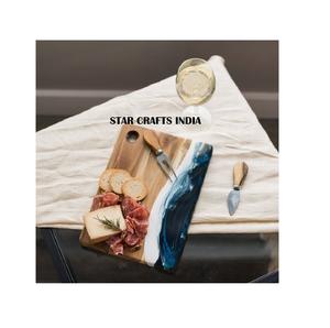 Resina artesanal India SCI con tabla para quesos de madera de acacia Tabla para servir de resina y madera Bandeja para servir queso y tabla para cortar - Product Image 1