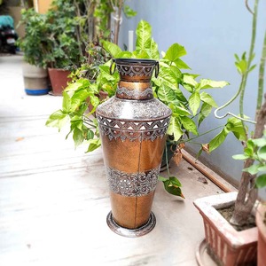 Florero de Metal decorativo alto Florero de piso Acabado de bronce texturizado Costero Hecho a mano Ecológico Agregar calidez Cualquier interior - Product Image 5