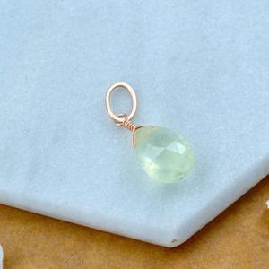 Colgante de Prehnita Verde en Forma de Lágrima, Piedra de Nacimiento de Marzo, Gema Verde, Chapado en Plata, Joyería Artesanal Delicada - Product Image 2