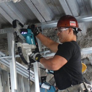 Sierra de Cinta Portátil de 6.5 Amperios con Velocidad Variable, Fuente de Alimentación Eléctrica, Luz y Estuche Incluidos - Product Image 4