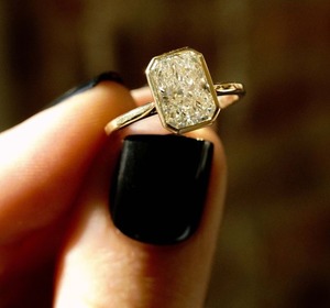 Anillo de diamante cultivado en laboratorio de color D E F de corte radiante de 2CT, anillo de bodas con ajuste de bisel de plata de ley 925, regalo para ella, joyería personalizada - Product Image 4